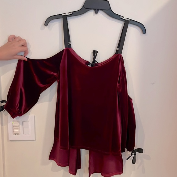 Romeo + Juliet Couture Cold Shoulder Open Back Velvet Top, M - Picture 2 of 5